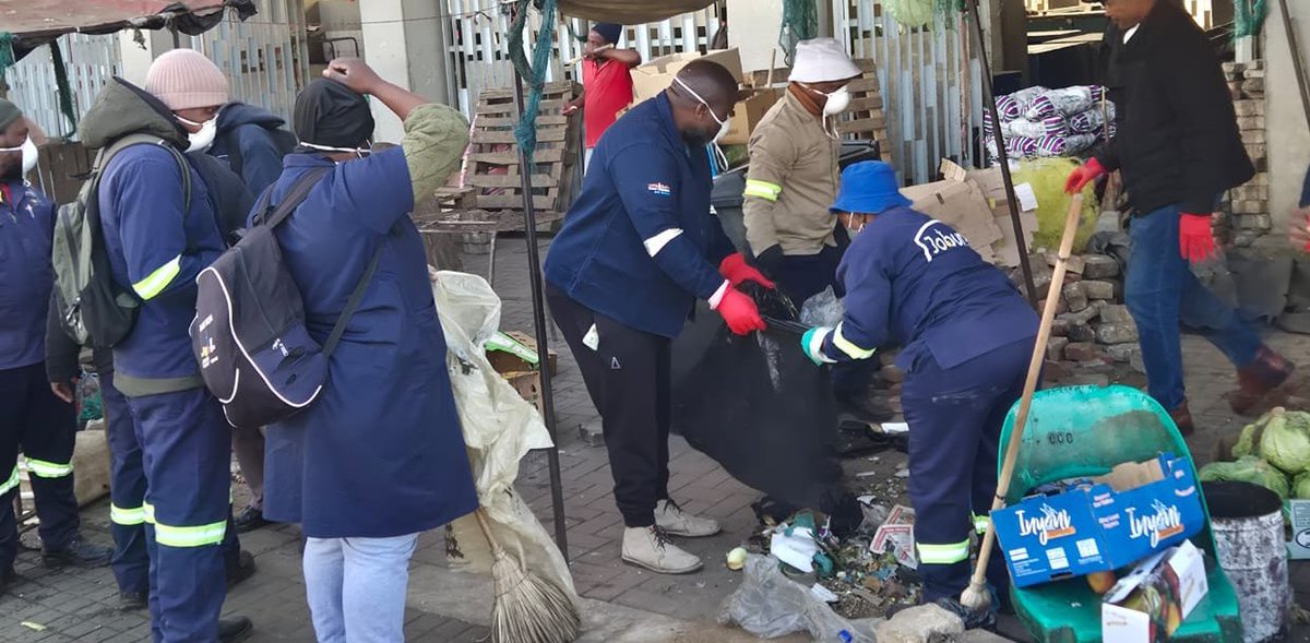 jhbproperty's tweet image. Our second stop for #MandelaDay is a community clean-up in and around the historic Walter Sisulu Square of Dedication in Kliptown.
Together with local volunteers and informal traders we rolled up our sleeves to help restore pride in this iconic public space #67Minutes