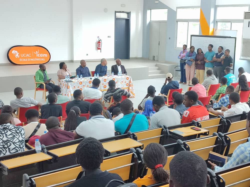 🎓 Rencontre inspirante à l’<a href="/ucac_icam/">ucac_icam</a> !
Le 16 juillet, les étudiants de la promo 2025 ont échangé avec leur parrain, Gabriel FOPA, DG d’ITGSTORE.
Au programme : #leadership, #digitalisation, conseils métiers et vision de l’ingénieur de demain ! 
Un grand moment de partage🙏