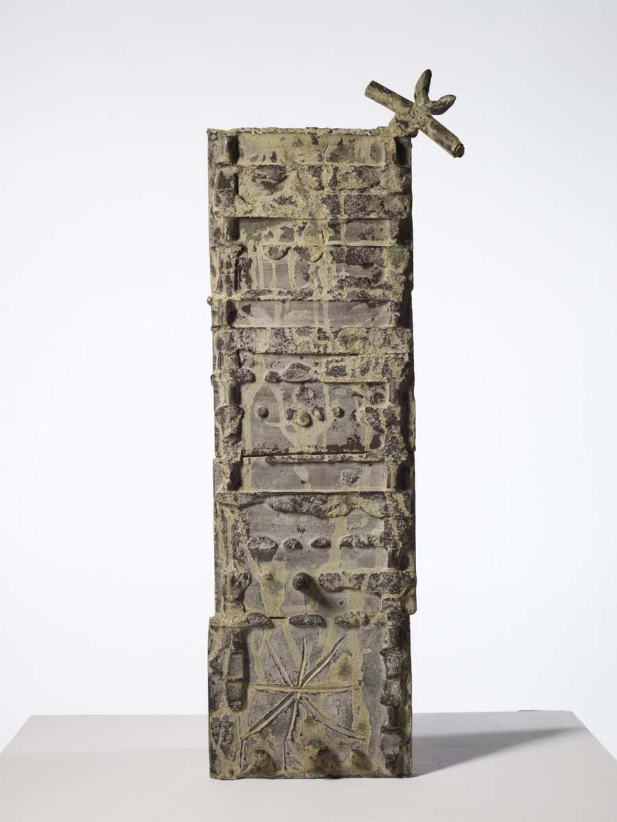 🌀 « La sculpture m’a donné assez d’expérience pour transformer un grain de sel en pyramide.» — Joan Miró à Pierre Matisse, 1973

L’imagination de Miró transcendait les formes, les matériaux et les échelles. Dans ses mains, même l’infime devenait monumental.

📍 Découvrez