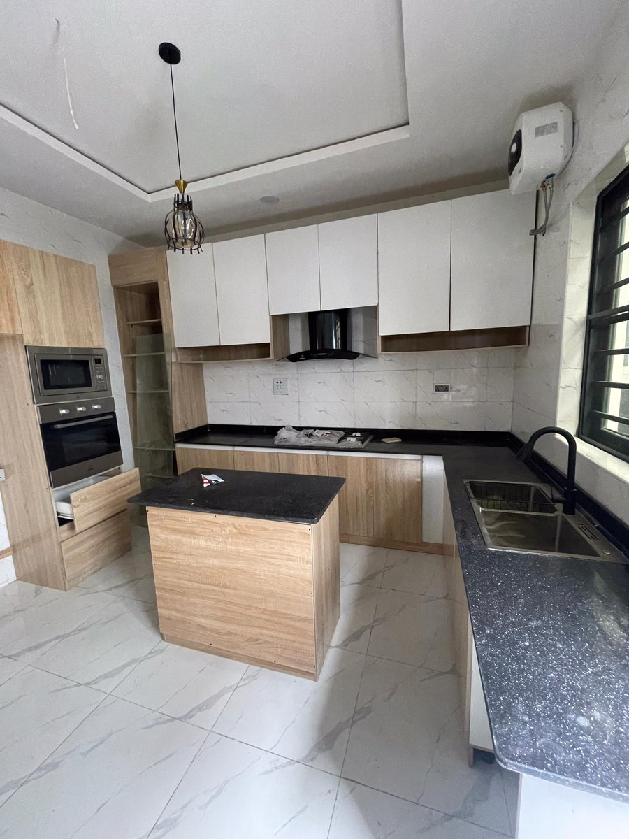 Crayjoe_'s tweet image. 4 BEDROOM SEMI DETACHED DUPLEX
LOCATION: LEKKI COUNTY
PRICE: N125M
FEATURES:
Spacious rooms
Ample car space
Fitted kitchen
Gated compound
Serene environment
All rooms en-suite
Security lights.
Title: C of O