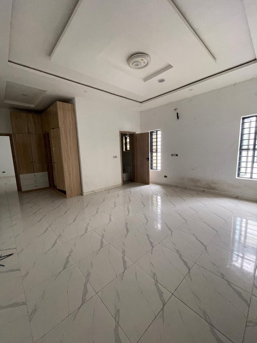 Crayjoe_'s tweet image. 4 BEDROOM SEMI DETACHED DUPLEX
LOCATION: LEKKI COUNTY
PRICE: N125M
FEATURES:
Spacious rooms
Ample car space
Fitted kitchen
Gated compound
Serene environment
All rooms en-suite
Security lights.
Title: C of O