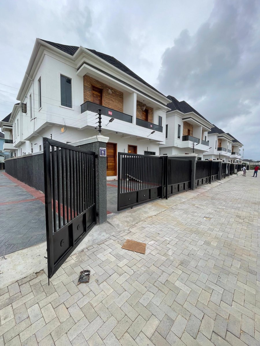 Crayjoe_'s tweet image. 4 BEDROOM SEMI DETACHED DUPLEX
LOCATION: LEKKI COUNTY
PRICE: N125M
FEATURES:
Spacious rooms
Ample car space
Fitted kitchen
Gated compound
Serene environment
All rooms en-suite
Security lights.
Title: C of O