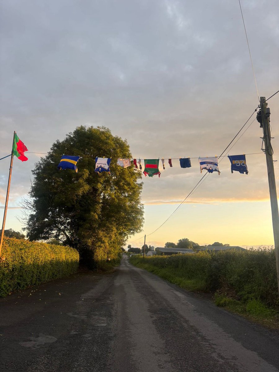 All set for the Marty Party in Loughmore! 

All roads lead to Cugilla this Saturday evening for Up for the Match. Flags, colours, and all the gear prepped and ready to roar on the Premier this Sunday 💙💛

Hon Tipp! 👌

📸 Photo Mary Gleeson