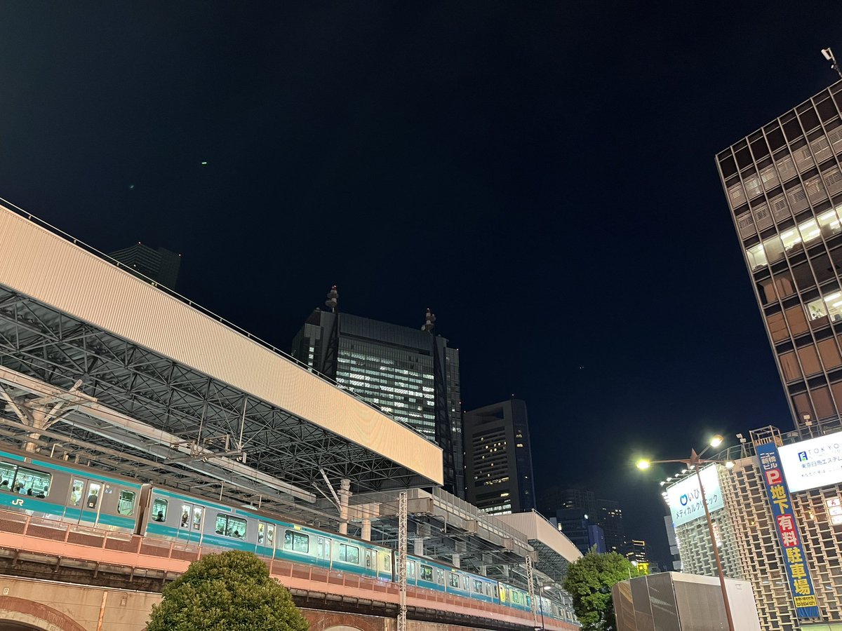 yama1112116's tweet image. こんばんは^ ^
今日の仕事はここまで!
今日エスカレーターに乗っている時、
手元が、あれあれってなって携帯を
10メートル下に落としてしまった😔
外観は壊れなかった。けど画面がおかしくなってきた。
動かなくなるのは時間の問題だ🥲
お疲れさまでした❗️
帰りまーす🙋♂️