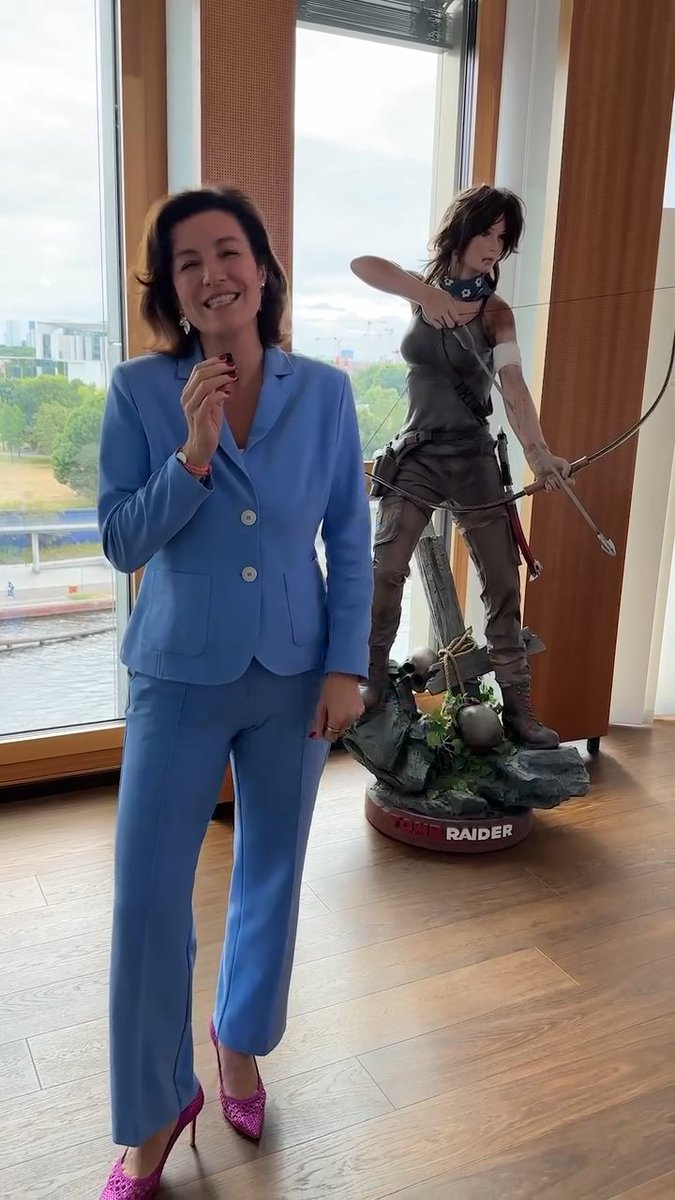 GermanEmbassy's tweet image. The German minister responsible for Gaming @DoroBaer has a statue of British icon Lara Croft in her office.
Why? Because Gaming is getting its own department within her ministry (@bmftr_bund) and funding for individual gaming projects is being increased to a maximum of €8m.