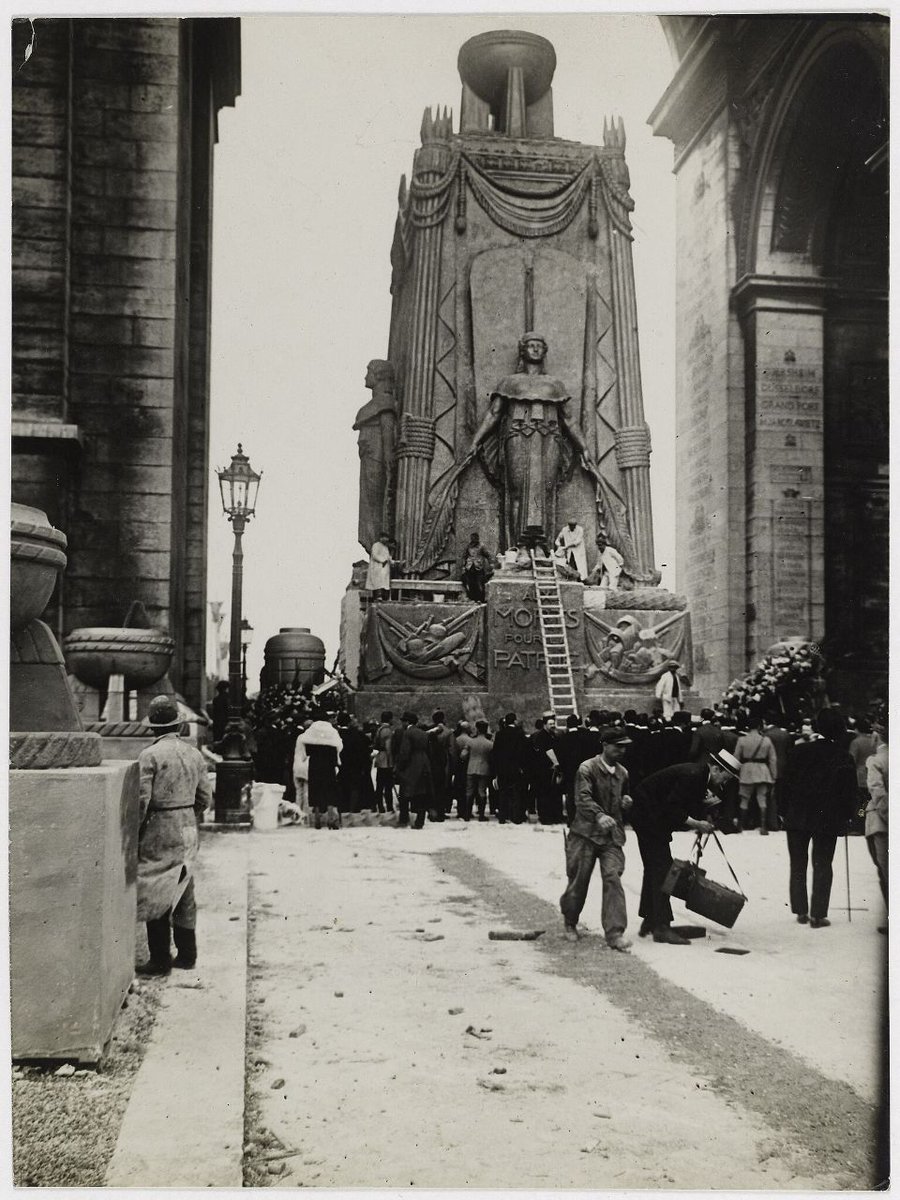 HeistingHistory's tweet image. Cenotaph built under the Arc de Triomphe. I can't find any more info on this monument. Looks like it was destroyed quite some time ago.