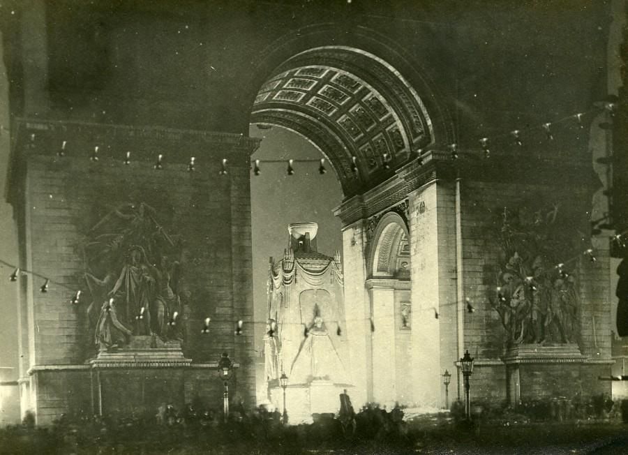 HeistingHistory's tweet image. Cenotaph built under the Arc de Triomphe. I can't find any more info on this monument. Looks like it was destroyed quite some time ago.
