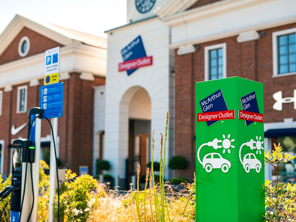 Raw Charging, an electric vehicle charge point operator for the hospitality, leisure and retail sectors, has launched its new ultra-rapid charging hub at McArthurGlen West Midlands with free charging to celebrate the opening.
evfleetworld.co.uk/raw-charging-p…