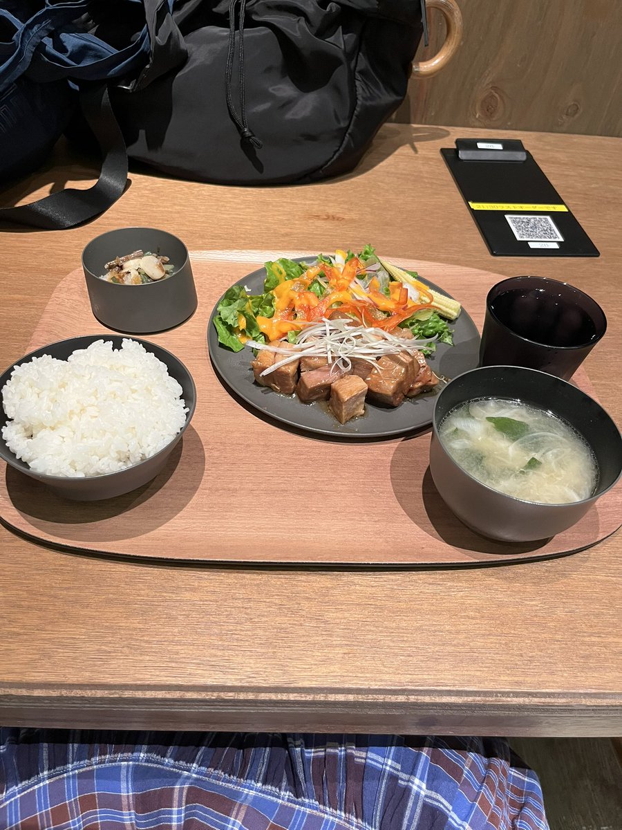 maywonder0513's tweet image. 大崎駅の雨晴食堂で，角煮定食を。
ボリュームたっぷりで美味しい😋Oisixが経営しているらしい。サラリーマンのオアシスみたい。まさに社員食堂っぽい😋