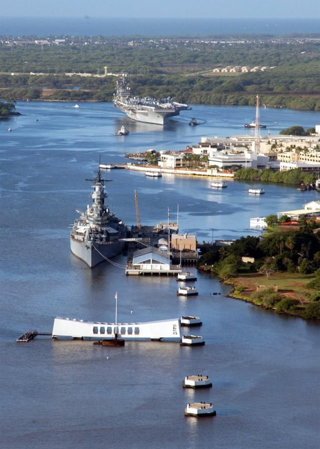 r116440's tweet photo. 🇺🇸 @USNavy Nimitz class #aircraftcarrier USS Carl Vinson (CVN-70_ arriving at Pearl Harbor. Iowa class museum #battleship USS Missouri (BB-63) & USS Arizona Memorial in the foreground. 31 Jan 2003 #warship @CVN70 #BB63 #naval #navy https://t.co/ztk940zWXp