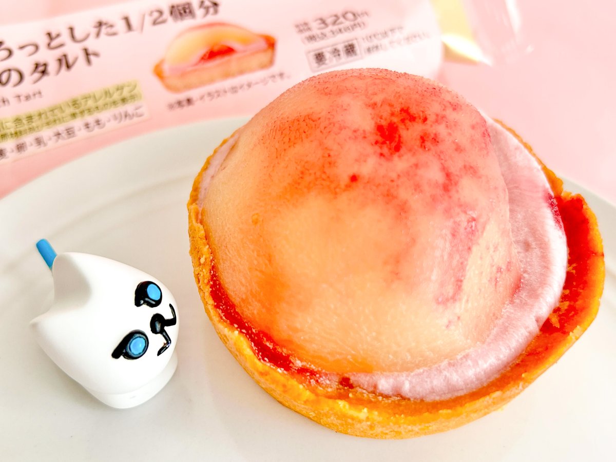 doorfumi2018's tweet image. 【食べたぜ】ローソンの「ごろっとした1/2個分桃のタルト」!ようやく出会えたぜ。
やっぱり桃半分がそのままのっかってるのを前にすると、テンション上がっちゃうぜ。ベリークリームの甘酸っぱさもいい感じ。また見つけたら確保しちゃお。
#オヤツハント