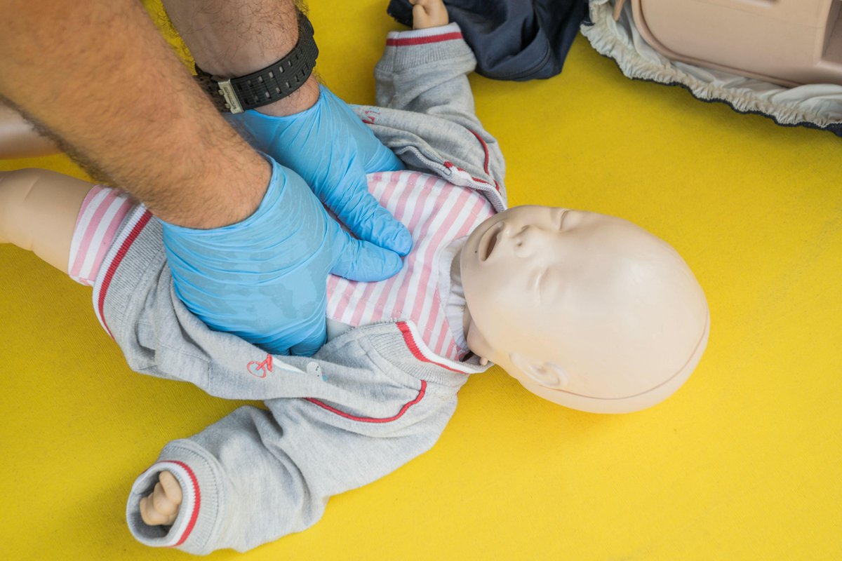🚨 From 1 Sept 2025, students &amp; trainees only count in EYFS staff ratios if they hold a valid Paediatric First Aid course certificate. Plus, a PFA-trained staff member must be present at all meal &amp; snack times.
Book your 2-day course at ROHS: rohs.co.uk/courses/2-day-…