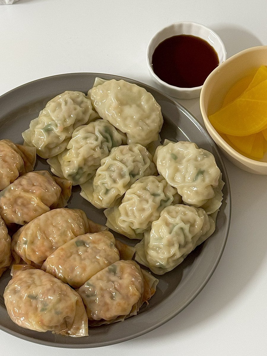 1day1won's tweet image. 출출한데 
만두 먹읍시다 . . . 🥟