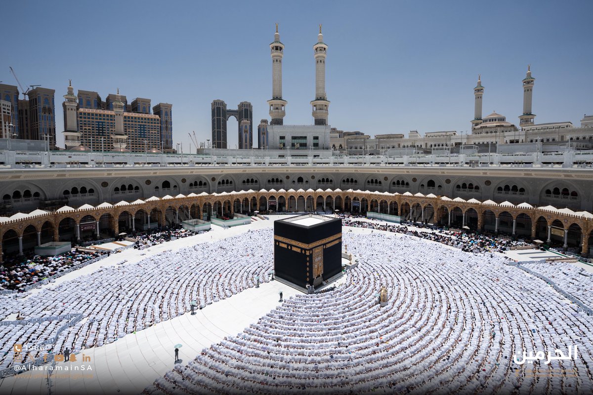 AlharamainSA's tweet image. ضيوف الرحمن يؤدون صلاة #الجمعة في رحاب #المسجد_الحرام في يسر وطمأنينة، مع تقديم العناية اللازمة لراحتهم وطمأنينتهم.
