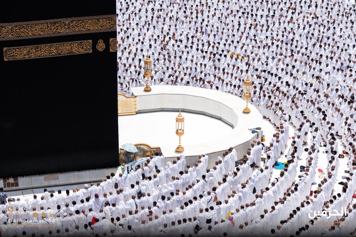 AlharamainSA's tweet image. ضيوف الرحمن يؤدون صلاة #الجمعة في رحاب #المسجد_الحرام في يسر وطمأنينة، مع تقديم العناية اللازمة لراحتهم وطمأنينتهم.