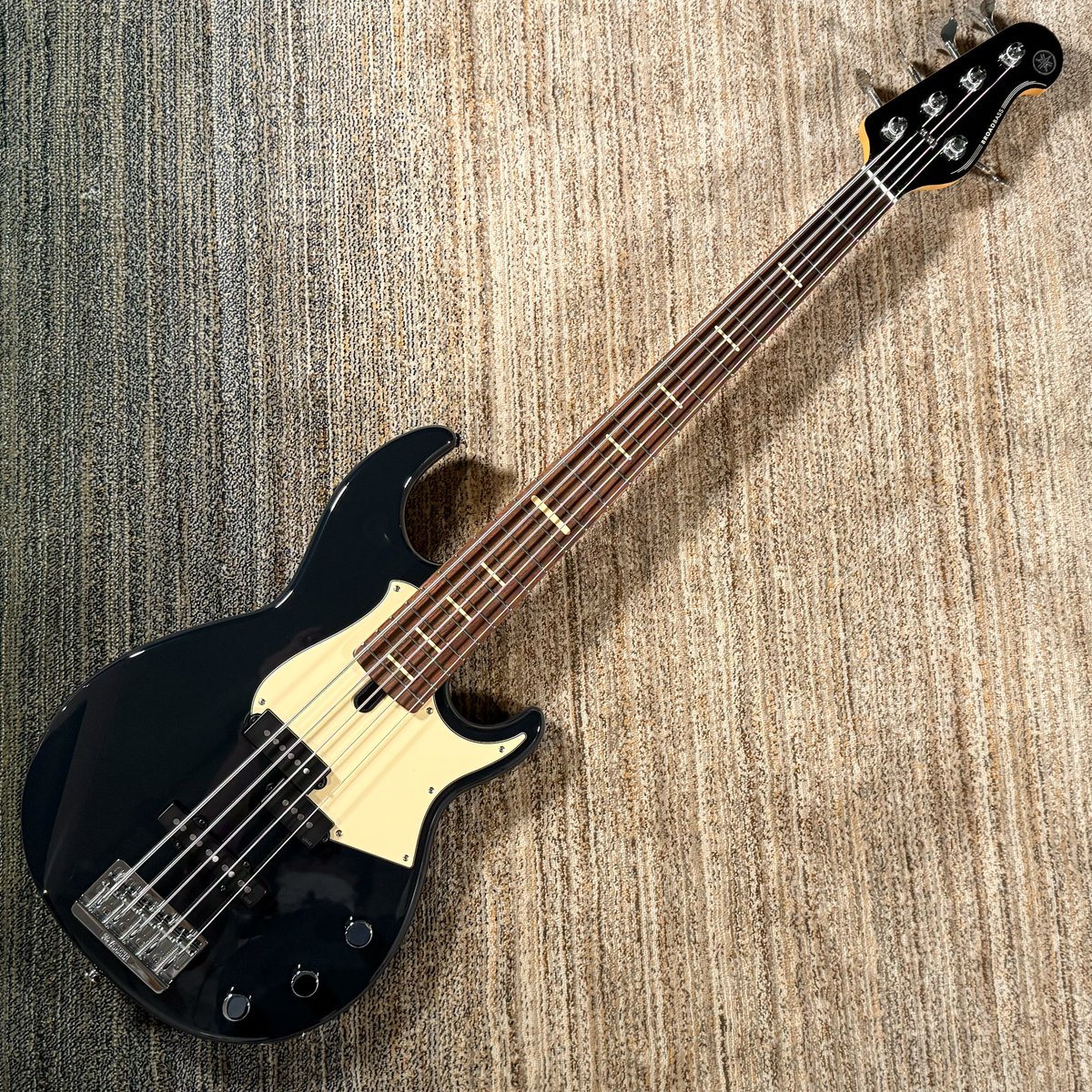 shima_nagoya's tweet image. 【お探しの方はぜひ】
YAMAHAの国産モデルBBP35が久々の入荷!
パッシブ5弦の中でもミュージシャンからの支持が高い1本です
パッシブで多弦をお探しならぜひお試しを
store.shimamura.co.jp/ec/pro/disp/1/…