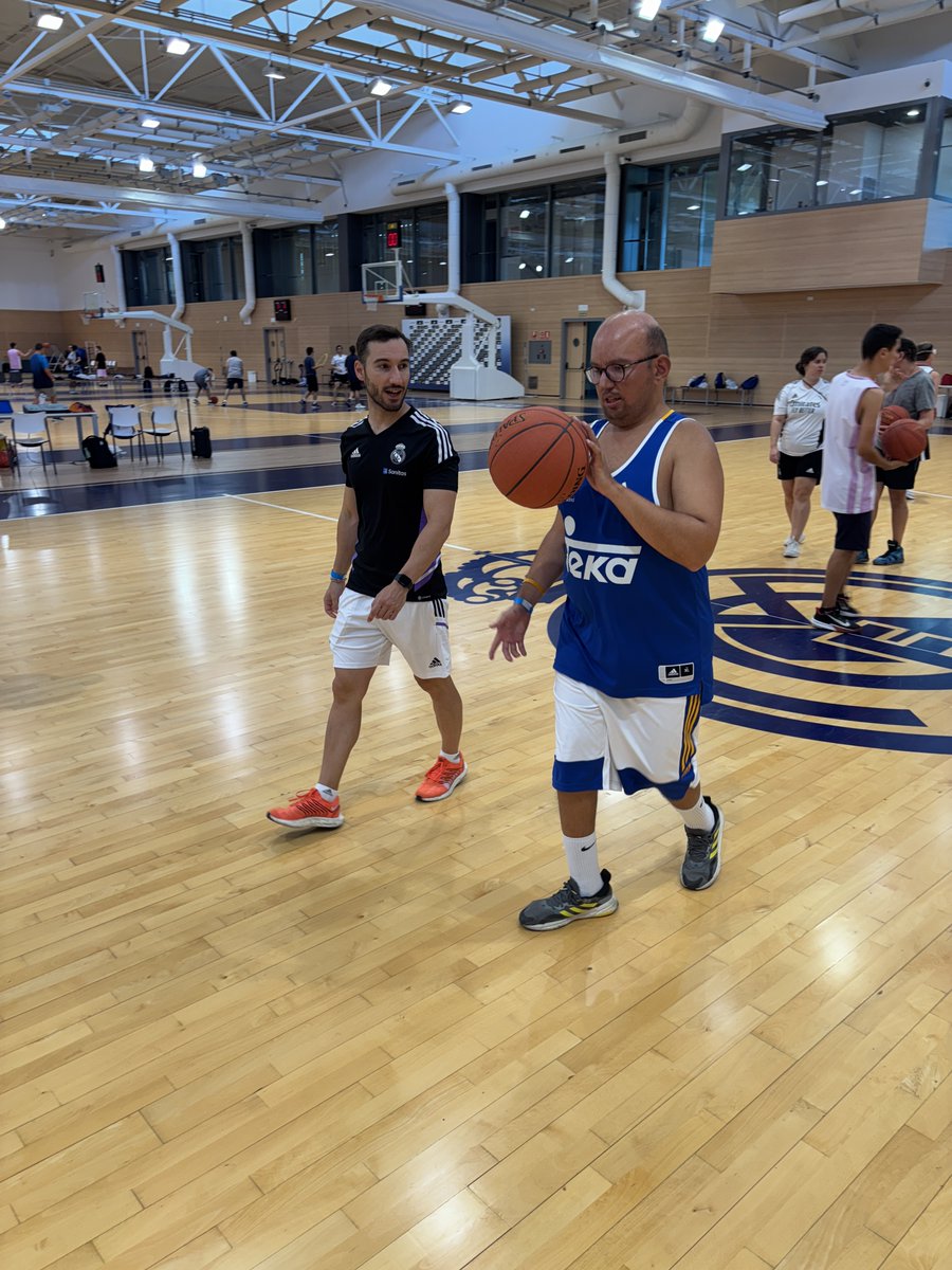 Fun_Realmadrid's tweet image. 🏀 ¡Continuamos viviendo intensamente los días 16 y 17 de julio en el XI Campus Adaptado de Baloncesto!
🙌 Hemos trabajado dos valores fundamentales: la igualdad y el compañerismo, pilares esenciales dentro y fuera de la cancha.
😎 Seguimos creciendo como jugadores y como…