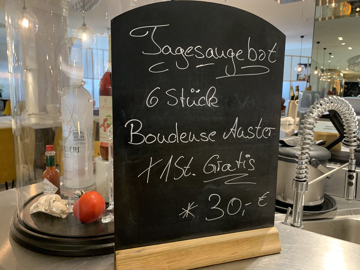 Hausservice11's tweet photo. gleich   #Mittagessen an der    #Austernbar im  6ten  OG https://t.co/CxMbnaaBF4