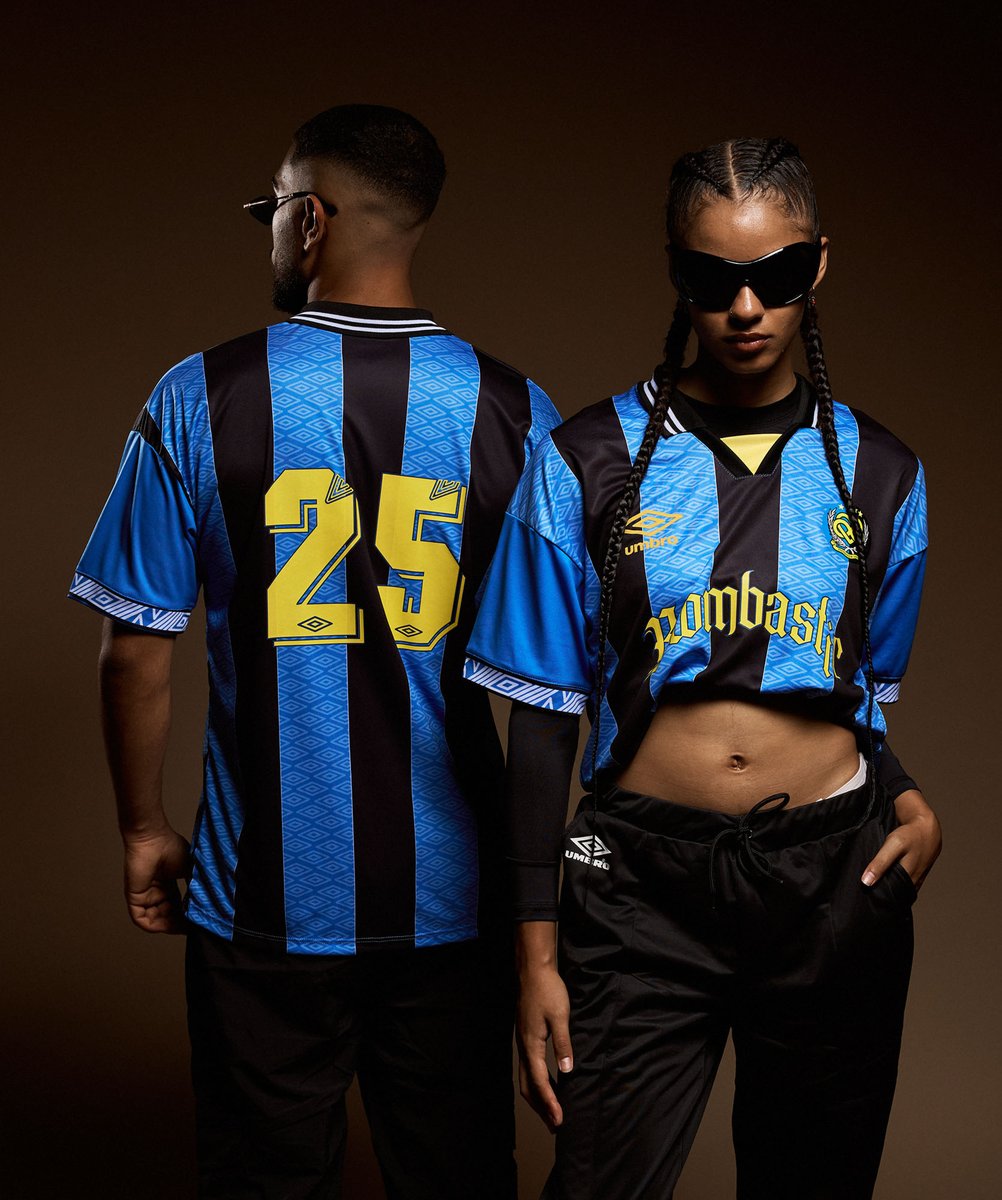 🎽 BOOM.
Rave noventera, fútbol y calle en una sola prenda.
La AWAY de Boombastic es ritmo con escudo, bass con cuello camisero.
🔥 Ready pa'l pogo.
lc.cx/o3OTXF
#UmbroStyle #Boombastic