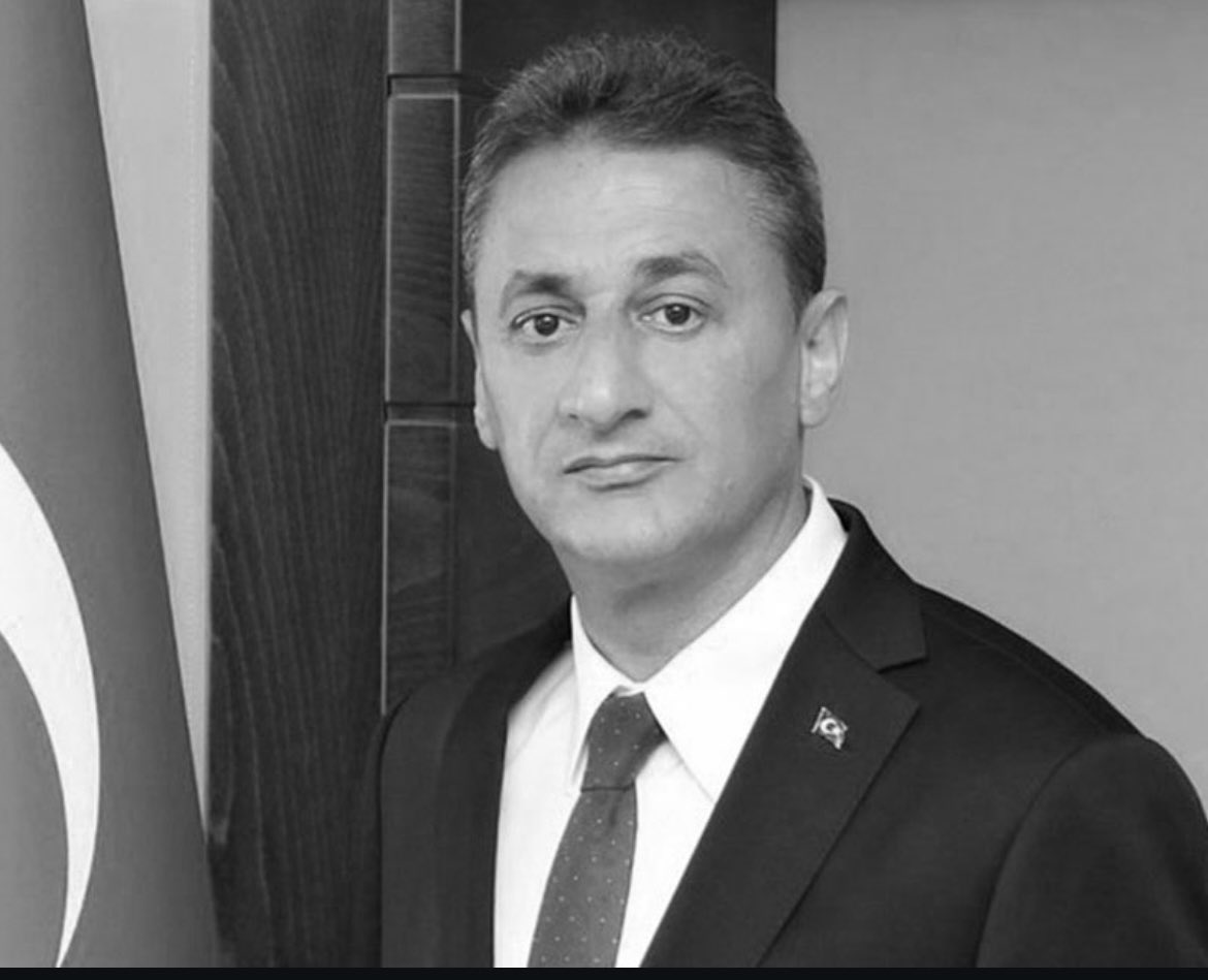 İlçemizde kaymakam olarak görev yapan bilgi tecrübesiyle ilçemize katkı sağlayan,Vali Mülkiye müfettişi meslek büyüğüm Sn Erol Karaömeroğlunun vefatını teessürle öğrendim.Allahtan rahmet diliyorum.Mekanı cennet olsun…