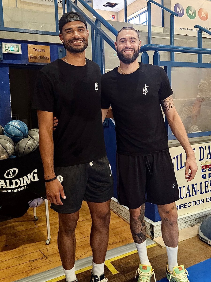 Antibes Sharks (@antibessharks) on Twitter photo 🌊 𝑴𝒂𝒅𝒆 𝒊𝒏 𝑨𝒏𝒕𝒊𝒃𝒆𝒔 🦈
🤩 Formés aux Sharks, nos deux internationaux français Timothé Luwawu-Cabarrot et Isaïa Cordinier se sont retrouvés à Antibes cette semaine, à l’occasion du camp de basket d’Isaïa ⛹️♂️
#GoSharks
<a href="/Betclic_ELITE/">Betclic ELITE</a> <a href="/ELITE2_officiel/">ÉLITE 2</a> <a href="/ffbasketball/">Fédération Française de BasketBall</a> 🌊 𝑴𝒂𝒅𝒆 𝒊𝒏 𝑨𝒏𝒕𝒊𝒃𝒆𝒔 🦈
🤩 Formés aux Sharks, nos deux internationaux français Timothé Luwawu-Cabarrot et Isaïa Cordinier se sont retrouvés à Antibes cette semaine, à l’occasion du camp de basket d’Isaïa ⛹️♂️
#GoSharks
<a href="/Betclic_ELITE/">Betclic ELITE</a> <a href="/ELITE2_officiel/">ÉLITE 2</a> <a href="/ffbasketball/">Fédération Française de BasketBall</a>