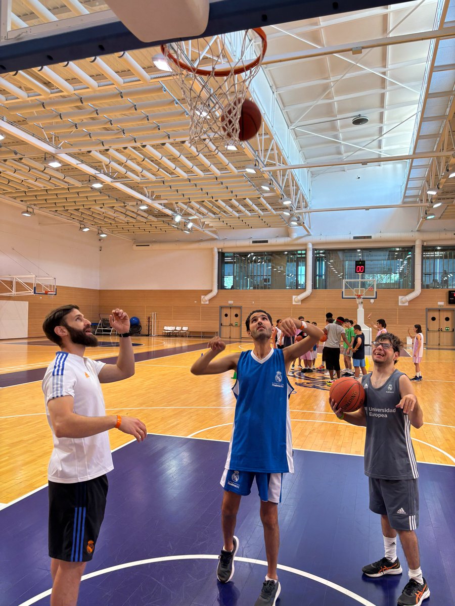 Fun_Realmadrid's tweet image. 🏀 ¡Continuamos viviendo intensamente los días 16 y 17 de julio en el XI Campus Adaptado de Baloncesto!
🙌 Hemos trabajado dos valores fundamentales: la igualdad y el compañerismo, pilares esenciales dentro y fuera de la cancha.
😎 Seguimos creciendo como jugadores y como…