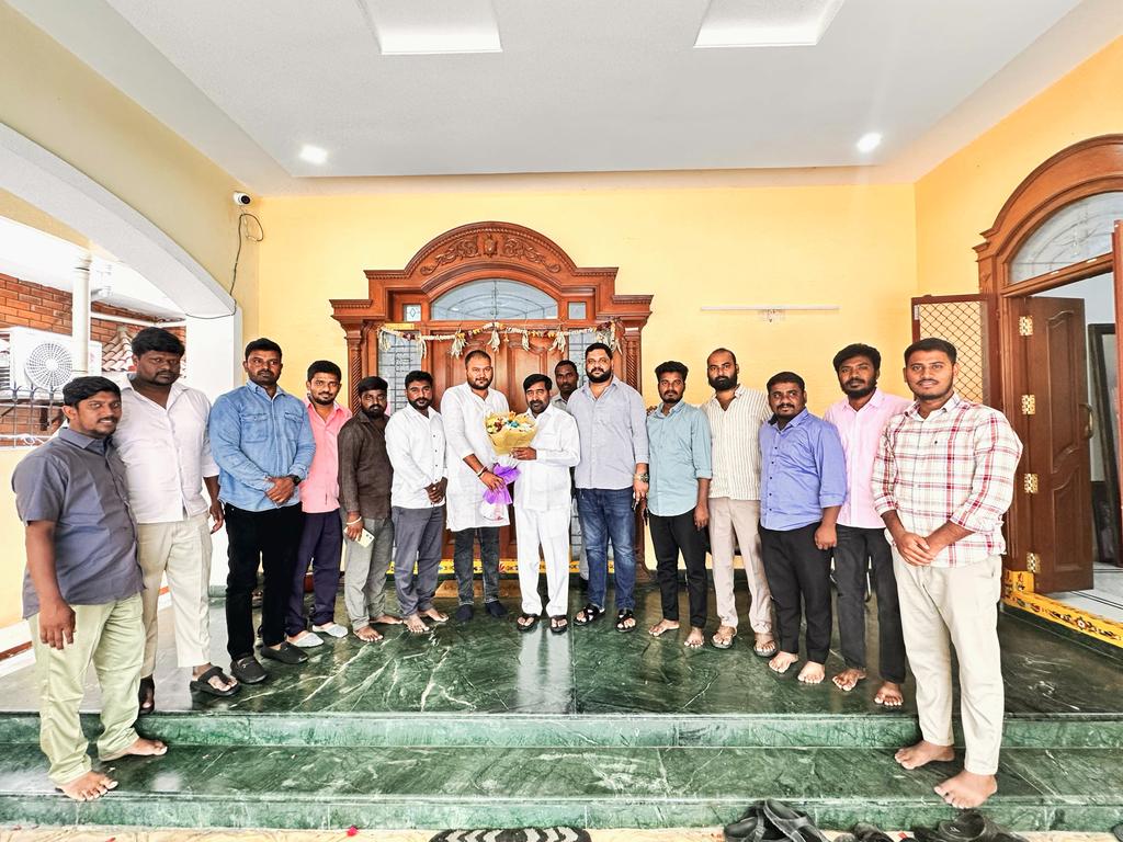 NSKBRSV's tweet photo. మాజీ మంత్రి సూర్యాపేట MLA @jagadishBRS అన్న పుట్టిన రోజు సందర్భంగా కలిసి జన్మదిన శుభాకాంక్షలు తెలపడం జరిగింది.🎂💯🌱 @KTRBRS @venkatgoudtrsv @GelluSrinuBRS @balarajuyadav https://t.co/cJpeDMLeK0