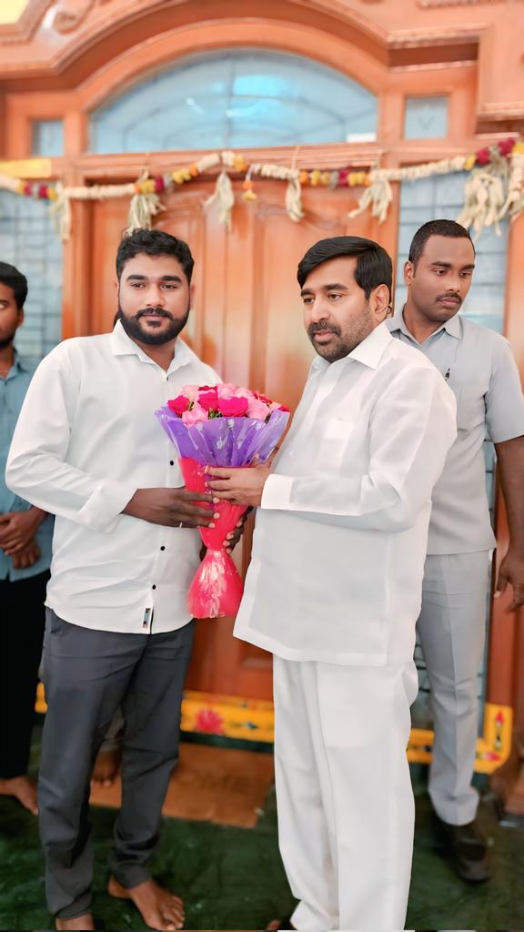 NSKBRSV's tweet photo. మాజీ మంత్రి సూర్యాపేట MLA @jagadishBRS అన్న పుట్టిన రోజు సందర్భంగా కలిసి జన్మదిన శుభాకాంక్షలు తెలపడం జరిగింది.🎂💯🌱 @KTRBRS @venkatgoudtrsv @GelluSrinuBRS @balarajuyadav https://t.co/cJpeDMLeK0