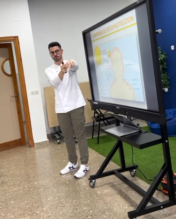 COFCadiz's tweet photo. ☀️ Más de 500 alumnos de diversos centros educativos de #Jerez han participado este año en la iniciativa “Sol solecito”, que promueve @ciudadjerez y nuestro Colegio, y en la que farmacéuticos voluntarios han impartido charlas informativas y consejos sobre los efectos del sol. https://t.co/lhlQQK2tSZ
