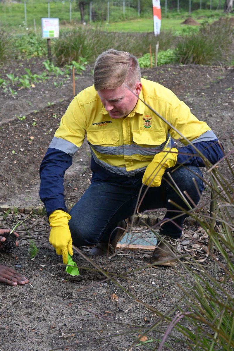 DeanMacpherson's tweet image. This morning in Bellville, I had the privilege of spending 67 minutes for Mandela Day at MES Mould Bellville Safe Space, a shelter supporting homeless individuals with services like waste management and food gardening.
I thoroughly enjoyed getting my hands dirty in the garden…