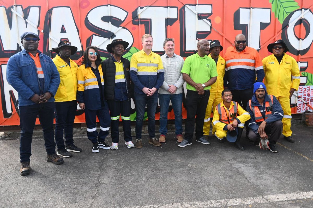 DeanMacpherson's tweet image. This morning in Bellville, I had the privilege of spending 67 minutes for Mandela Day at MES Mould Bellville Safe Space, a shelter supporting homeless individuals with services like waste management and food gardening.
I thoroughly enjoyed getting my hands dirty in the garden…
