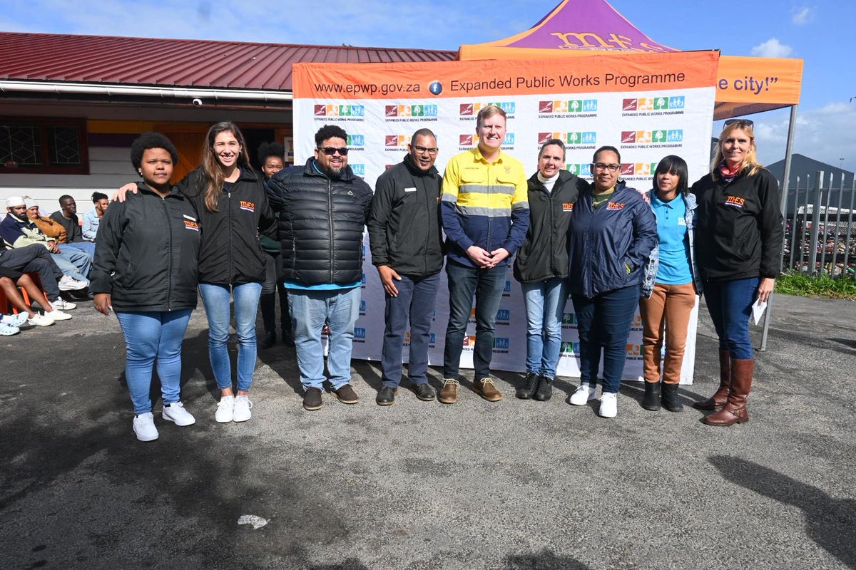 DeanMacpherson's tweet image. This morning in Bellville, I had the privilege of spending 67 minutes for Mandela Day at MES Mould Bellville Safe Space, a shelter supporting homeless individuals with services like waste management and food gardening.
I thoroughly enjoyed getting my hands dirty in the garden…