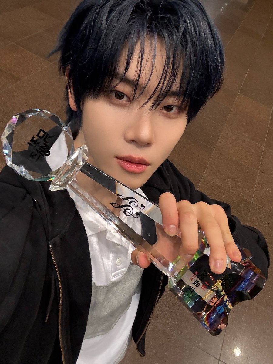 CYE_MEMBERS7's tweet image. 클로저~!!! 우리 뮤직뱅크 1등 했어! 클로저가 우리한테 앞으로 더 열심히 할 수 있는 동기부여를 준거라고 생각하고 1위에 걸맞은 아티스트가 될 수 있게 노력할게. 클로저가 우리를 바라봐 주는 눈빛 애정이 담긴 말들 1위까지 클로저가 주는 사랑 하나하나 다 모아서 배로 돌려주고 싶어. 클로저는…