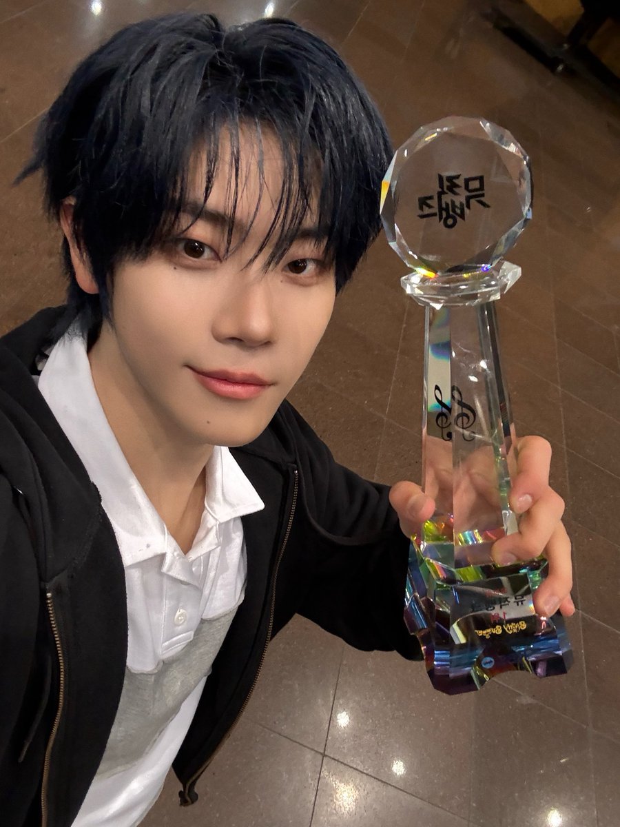 CYE_MEMBERS7's tweet image. 클로저~!!! 우리 뮤직뱅크 1등 했어! 클로저가 우리한테 앞으로 더 열심히 할 수 있는 동기부여를 준거라고 생각하고 1위에 걸맞은 아티스트가 될 수 있게 노력할게. 클로저가 우리를 바라봐 주는 눈빛 애정이 담긴 말들 1위까지 클로저가 주는 사랑 하나하나 다 모아서 배로 돌려주고 싶어. 클로저는…