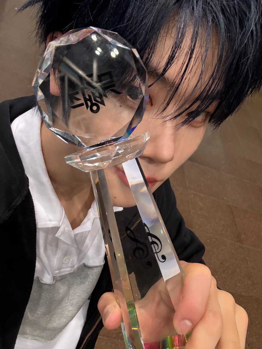CYE_MEMBERS7's tweet image. 클로저~!!! 우리 뮤직뱅크 1등 했어! 클로저가 우리한테 앞으로 더 열심히 할 수 있는 동기부여를 준거라고 생각하고 1위에 걸맞은 아티스트가 될 수 있게 노력할게. 클로저가 우리를 바라봐 주는 눈빛 애정이 담긴 말들 1위까지 클로저가 주는 사랑 하나하나 다 모아서 배로 돌려주고 싶어. 클로저는…