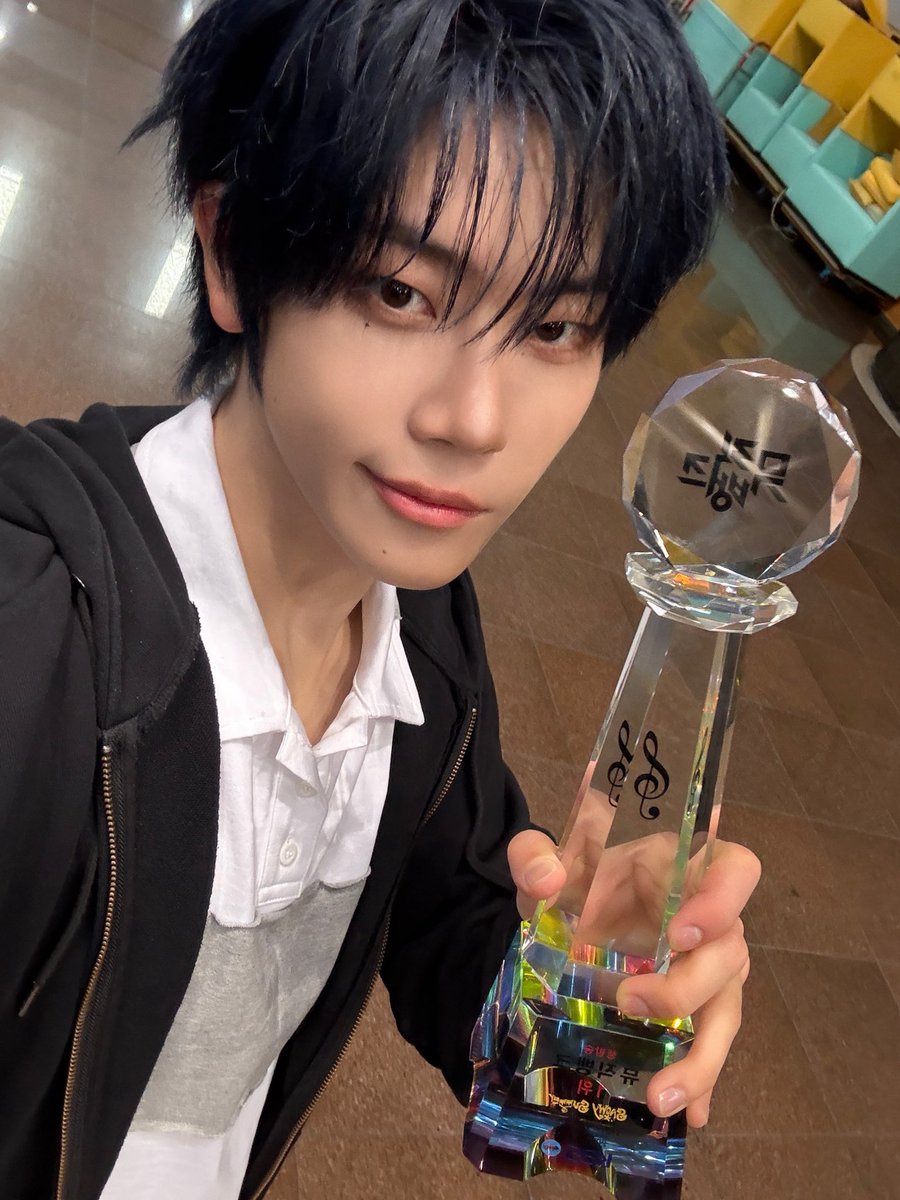 CYE_MEMBERS7's tweet image. 클로저~!!! 우리 뮤직뱅크 1등 했어! 클로저가 우리한테 앞으로 더 열심히 할 수 있는 동기부여를 준거라고 생각하고 1위에 걸맞은 아티스트가 될 수 있게 노력할게. 클로저가 우리를 바라봐 주는 눈빛 애정이 담긴 말들 1위까지 클로저가 주는 사랑 하나하나 다 모아서 배로 돌려주고 싶어. 클로저는…
