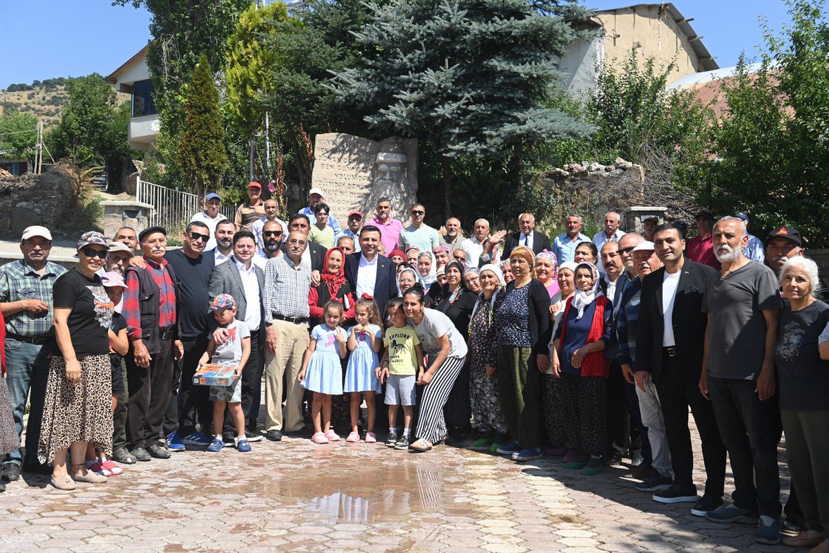 📍 Banaz Köyü 

Doğruluk ve adalet yolunda, halkın, haklının yanında, yolundan asla dönmeyen, mazlumlara sırtını dönmeyen Pir Sultan Abdal’ın toprağında, Pir Sultan Abdal’ın ocağında, Yıldız Dağı’nın eteklerindeyiz.

Onun yolundan yürümeye devam edeceğiz.