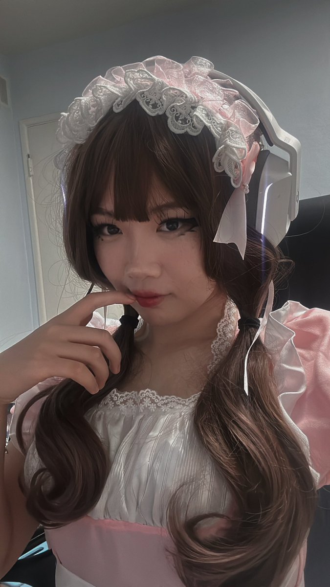 maid mycia during last night’s stream <3