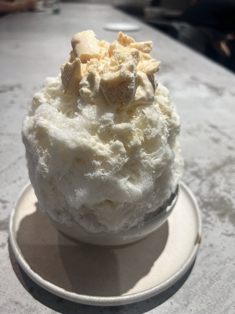 yuka_kuwahata's tweet image. 憧れの予約必須のお店の席が奇跡的に空いているのを見つけて。
夏の到来をかき氷でお祝い🍧
さくとろのメレンゲの食感は、奇跡に近い☺️
#あずきとこおり