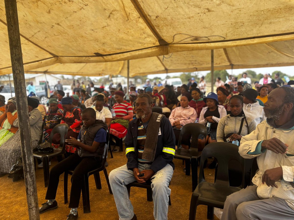 DA_KZN's tweet image. The Deputy Provincial Leader, Sithembiso Ngema addressing residents of Weenen during a public meeting this #MandelaDay.
He is joined by the Constituency leadership and councillors to share the DA’s message of Hope.
More and more communities are uniting behind the DA.