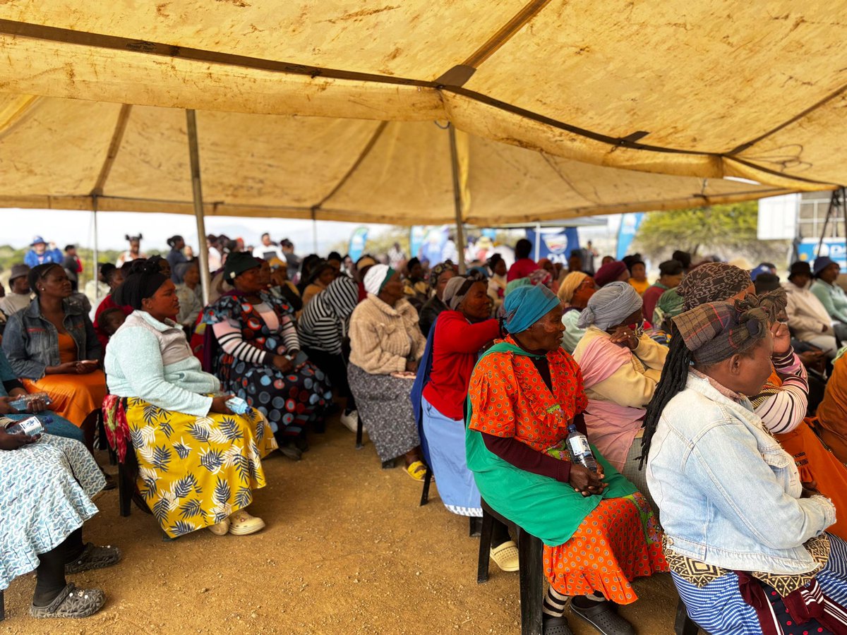 DA_KZN's tweet image. The Deputy Provincial Leader, Sithembiso Ngema addressing residents of Weenen during a public meeting this #MandelaDay.
He is joined by the Constituency leadership and councillors to share the DA’s message of Hope.
More and more communities are uniting behind the DA.