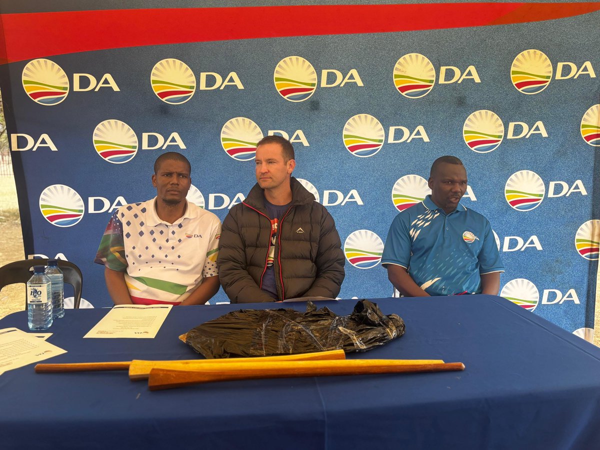 DA_KZN's tweet image. The Deputy Provincial Leader, Sithembiso Ngema addressing residents of Weenen during a public meeting this #MandelaDay.
He is joined by the Constituency leadership and councillors to share the DA’s message of Hope.
More and more communities are uniting behind the DA.