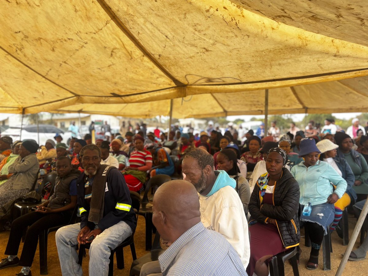 DA_KZN's tweet image. The Deputy Provincial Leader, Sithembiso Ngema addressing residents of Weenen during a public meeting this #MandelaDay.
He is joined by the Constituency leadership and councillors to share the DA’s message of Hope.
More and more communities are uniting behind the DA.