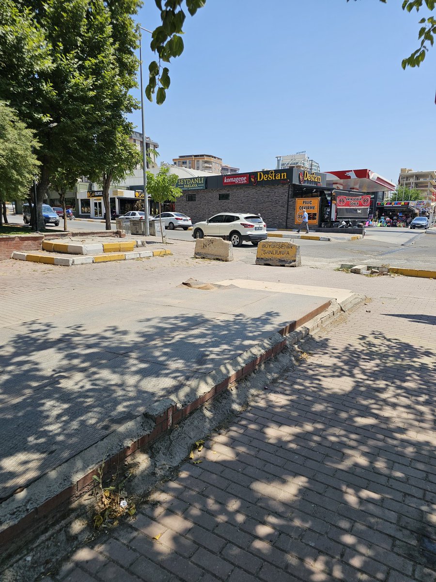 ridvancoban's tweet image. Karaköprü'de Yaya Güvenliği muamması!!!
Karaköprü üzerinde neden hiç üst geçit veya alt geçit yok?
Milli servet harcanarak yapılan Alt geçit neden yıllardır kapatıldı ve neye kurban edildi?
İlçe adeta ikiye bölünmüş durumda!
Yayalar nasıl güvenle karşıdan karşıya…