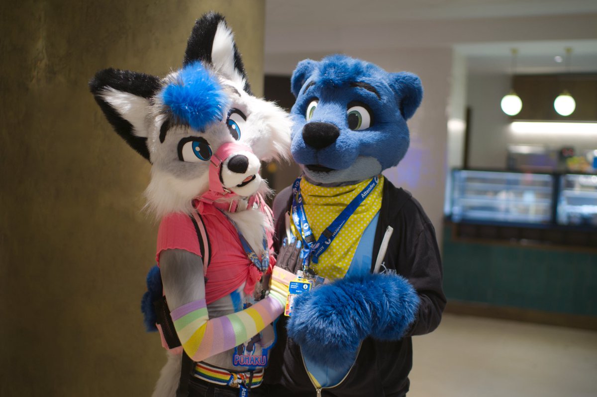 Such a firm grip 💕💕 
Must be clothes I borrowed after spilling bbq sauce over my last good lumberjack shirt. 😇

📸<a href="/DarteriRoo/">🟦☁️Darteri Roo 💙💛</a>