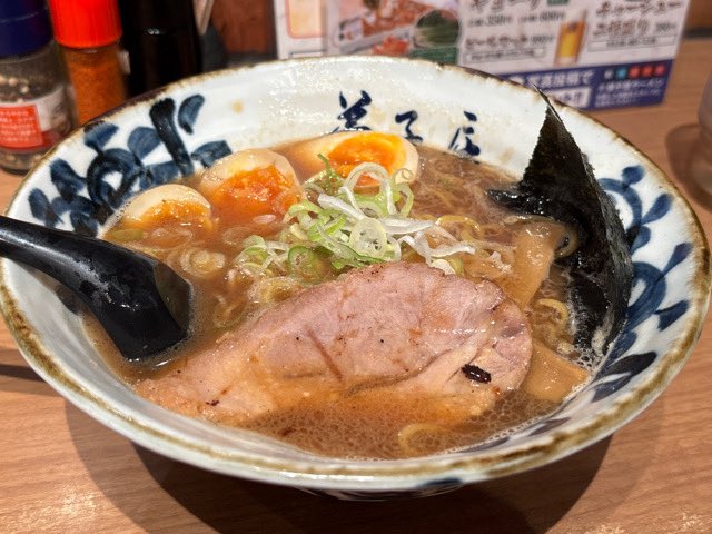 keik2009's tweet image. 弟子屈ラーメン空港店で限定の「鮭冬葉塩」を、、と思ったけど品切れ。
→「魚介しぼり醤油」&クーポンで味付け玉子を。安定の美味しさでした😋
#弟子屈ラーメン