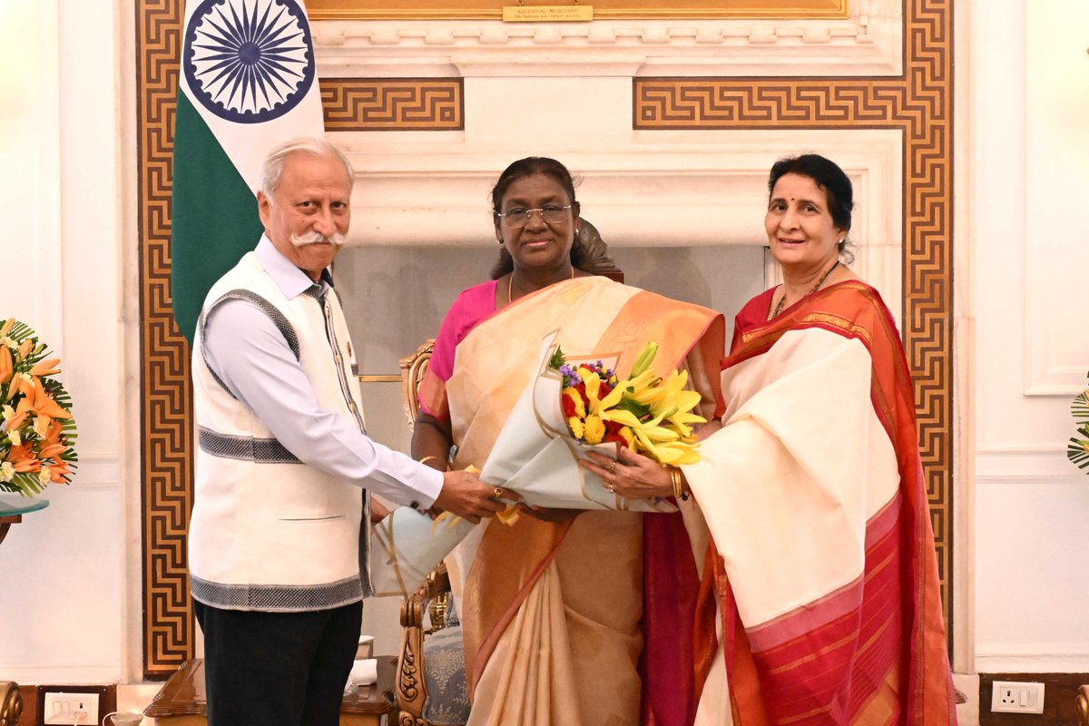 rashtrapatibhvn's tweet image. Governor of Arunachal Pradesh, Lt General Kaiwalya Trivikram Parnaik (Retd), along with his wife, Smt. Anagha Parnaik called on President Droupadi Murmu at Rashtrapati Bhavan.