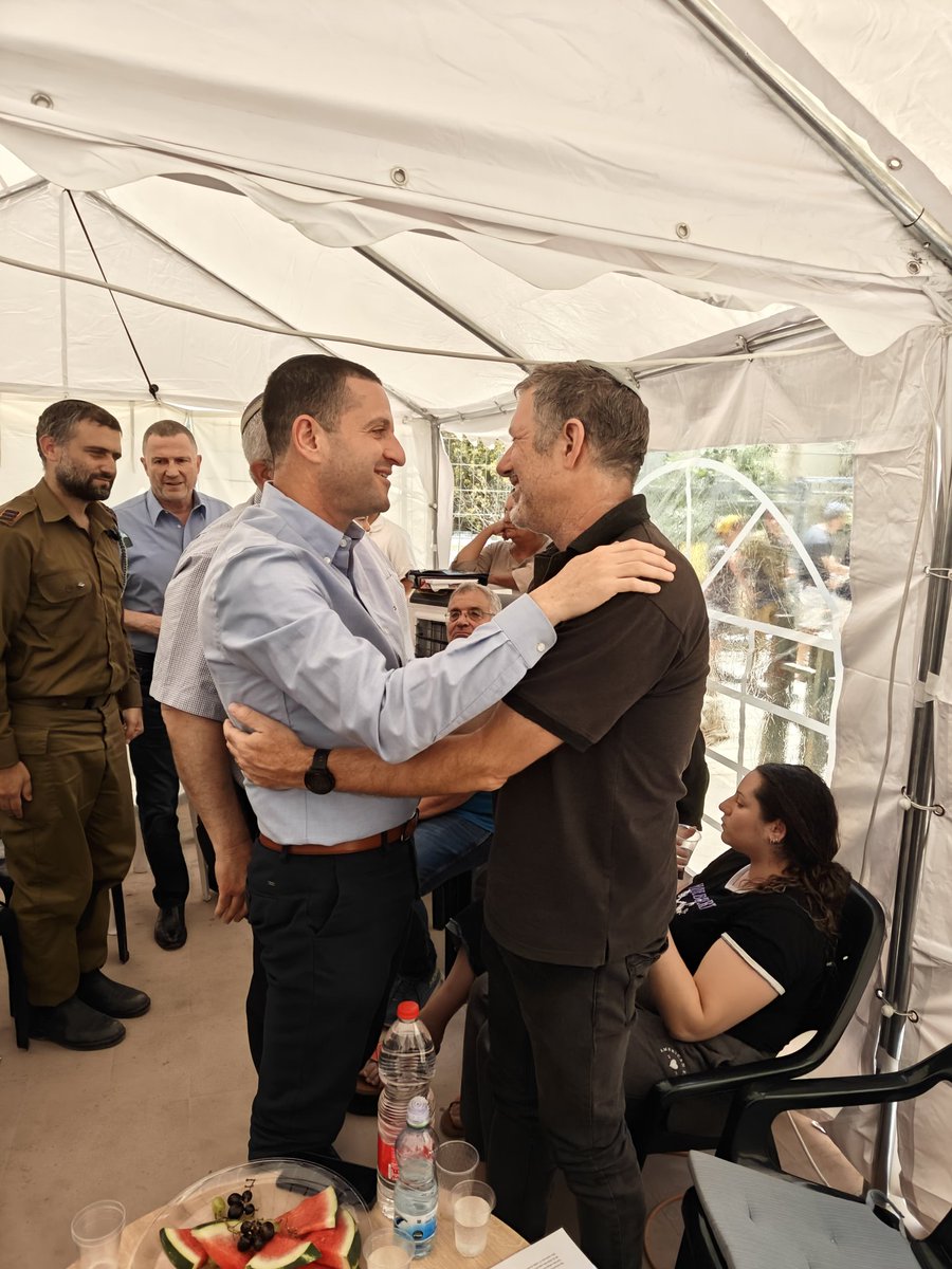 MKOhadTal's tweet image. בניחום האבלים אצל משפחת שרם
ההורים של שלומי הי"ד
פגשתי משפחה מדהימה, מאירת פנים באופן מיוחד ומעוררת השראה
כמה עוצמות.. כמה רוח...
אבא שלו ביקש להקריא קטע קצר שכתב שלומי על השאיפות שלו לתת מעצמו לעם ישראל, לשים את התורה במרכז חייו ולחיות חיים של משמעות.
אמא שלו סיפרה על הטיול…