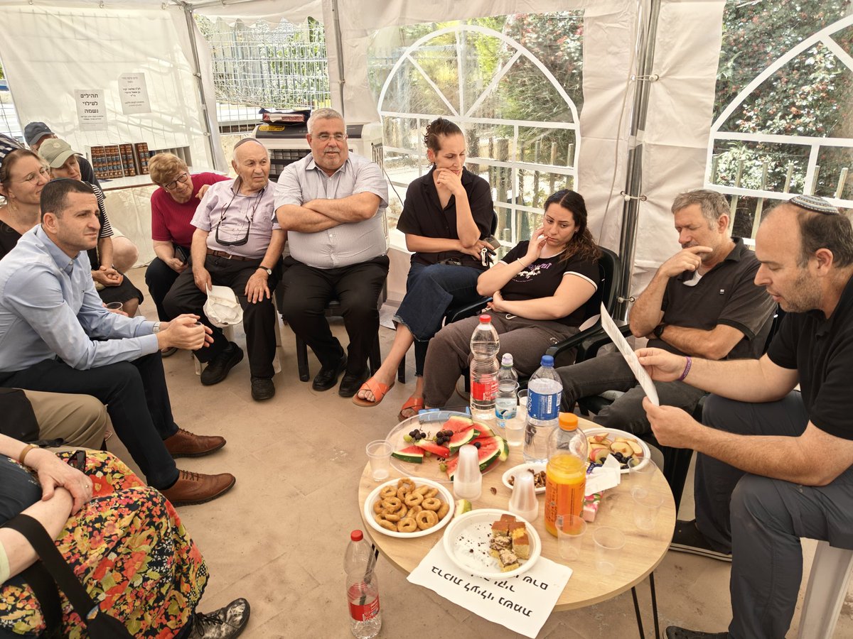 MKOhadTal's tweet image. בניחום האבלים אצל משפחת שרם
ההורים של שלומי הי"ד
פגשתי משפחה מדהימה, מאירת פנים באופן מיוחד ומעוררת השראה
כמה עוצמות.. כמה רוח...
אבא שלו ביקש להקריא קטע קצר שכתב שלומי על השאיפות שלו לתת מעצמו לעם ישראל, לשים את התורה במרכז חייו ולחיות חיים של משמעות.
אמא שלו סיפרה על הטיול…