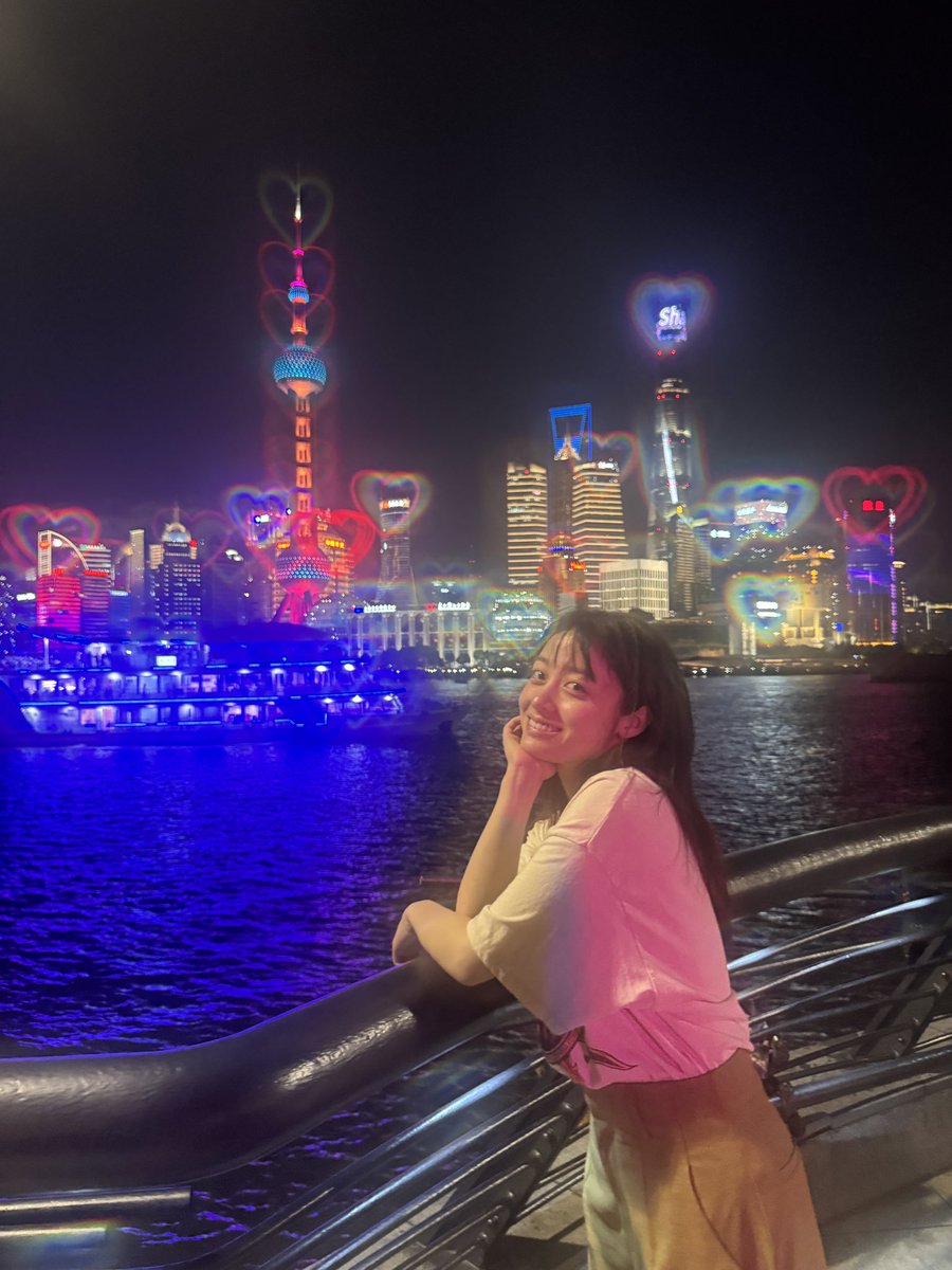 H_KANNA_0203's tweet photo. 中国で流行ってるredというSNSを始めて映え写真撮ろうと必死です。笑
でもごめん結局ラーメンとチャーハンの写真しかない🫠

私は気付いた！！
ロートハートフィルム付ければ映えることを！！笑
上海の夜景めっちゃ綺麗だった🥺✨
#ロートハートフィルム https://t.co/yH8jCYC7zJ